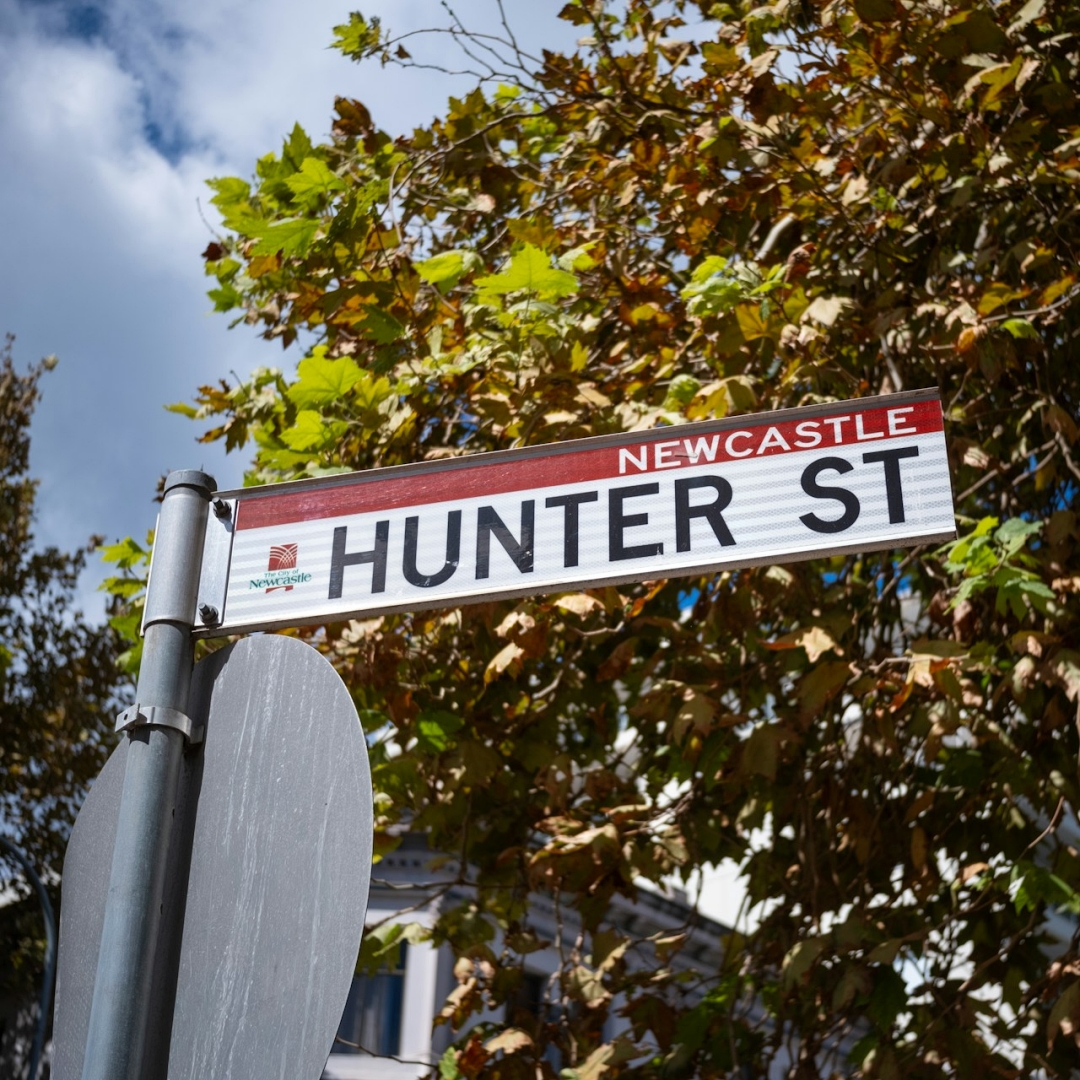 Street sign showing Hunter St in Newcastle